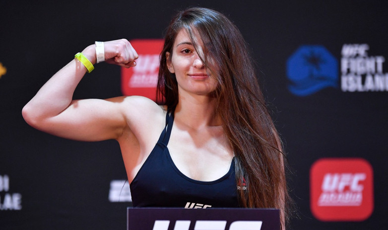 Фото. Нұрлан Сабуров UFC-дің ең әдемі өкілдерінің бірімен кездесті