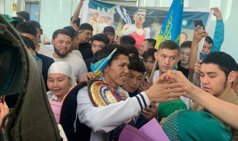 Қалың қауым елорда әуежайынан чемпиондарын қарсы алды