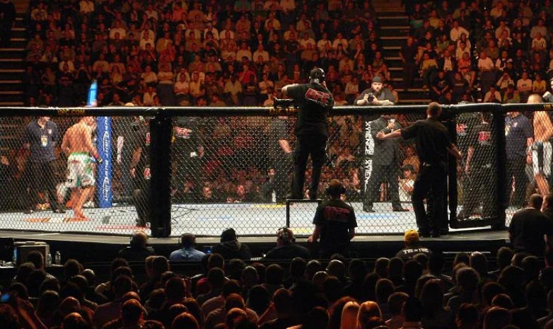 UFC турнирінде жанкүйерлер тұрған трибуна опырылып түсті