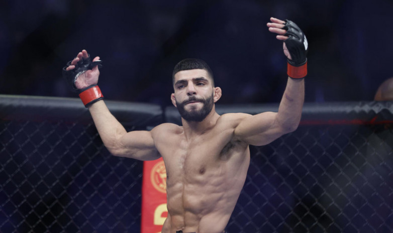 Альбази UFC Vegas 74 турнирінің негізгі кездесуінде Кара-Франсты жеңді