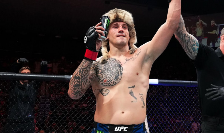 Америкалық файтер UFC-дегі жеңісінен кейін қазақтың бас киімін киді. ВИДЕО