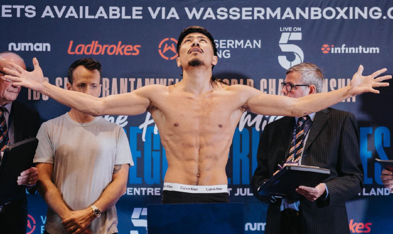ВИДЕО. Қазақстандық WBO чемпионы Эдинбургтегі жекпе-жек алдында салмақ өлшеу рәсімінен сәтті өтті