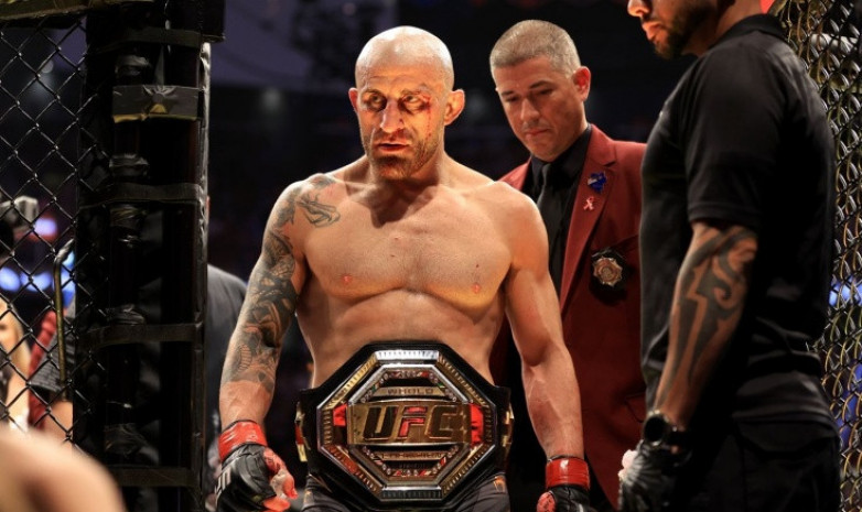 ВИДЕО. Волкановски мен Родригес UFC 290 турниріндегі жекпе-жек алдында көз арбасты