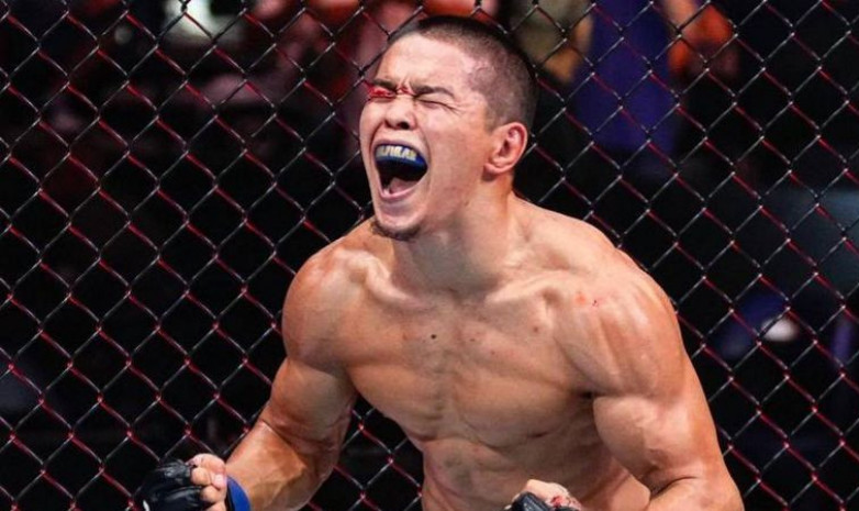 Асу Алмабаев командаластарына UFC экипировкасын тарту етті