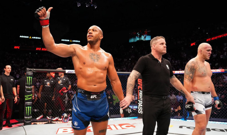 UFC турнирінің басты жекпе-жегі екінші раундта нокаутпен аяқталды