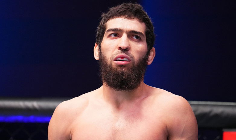 ВИДЕО. Cпарринг-партнера Махачева жестко забили до отмашки рефери на шоу Даны Уайта