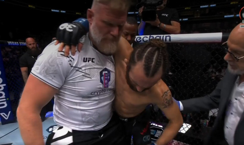 «Пришлось спать со льдом на промежности». Боец UFC восстановился после жесткого удара в пах
