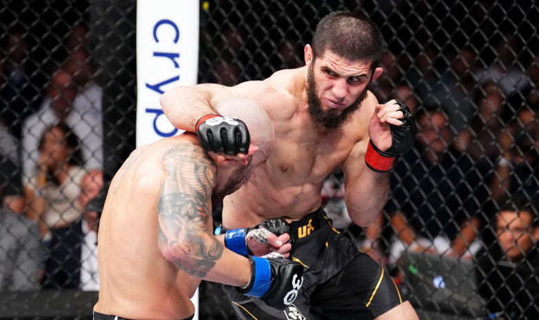 Ресми: Махачев UFC 294 турнирінде Волкановскиймен жекпе-жек өткізеді. Оливейра бас тартты.