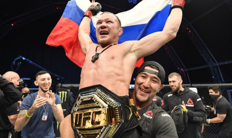 Российским бойцам UFC разрешили выступать под своим флагом