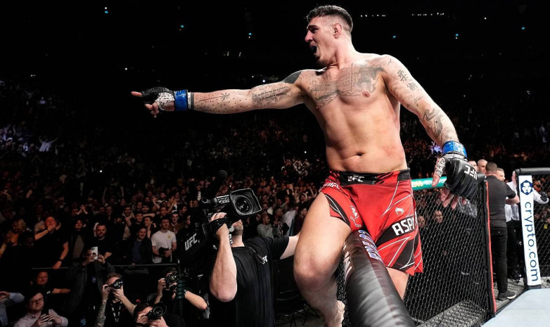 Аспиналл Павловичті нокаутқа түсіріп, ауыр салмақта UFC-дің уақытша чемпионы атанды
