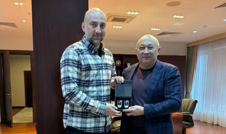 Футболдан Қазақстан құрамасының бапкеріне қымбат сыйлық табысталды