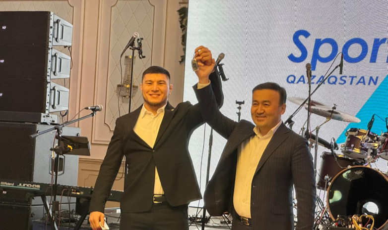 Белгілі кәсіпкер Азамат Дәулетбековке көлік сыйлады