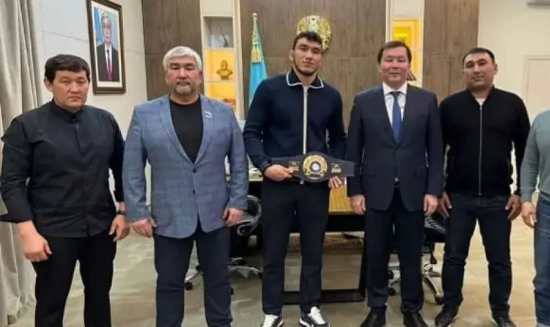 Ақтөбелік кәсіпкерлер Ризабек Айтмұханға бір үйір жылқы сыйлады