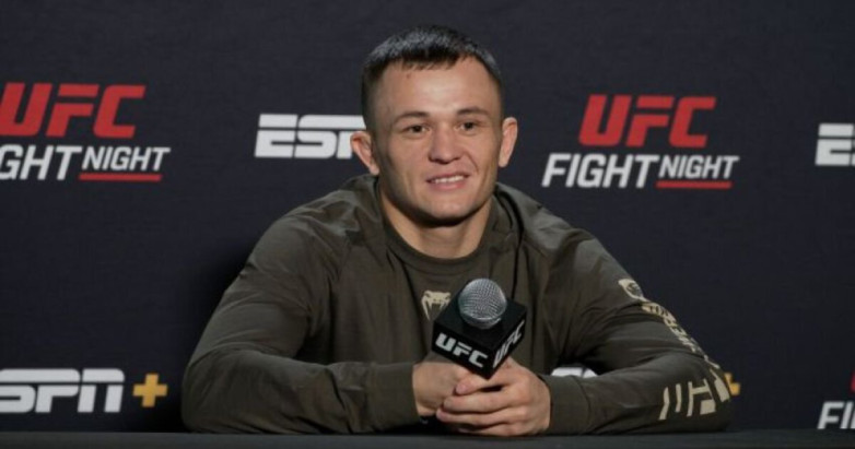 Бекзат Алмахан UFC-дегі дебютінің алдында Нурмагомедовпен көз арбасты