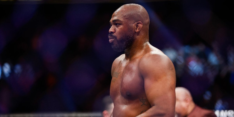 «На костылях». Легенда UFC отправил фаната в больницу (видео)