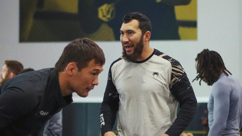 «Асу готов к любому развитию событий». Тренер казахстанцев из UFC в США о бое Алмабаева, серьезности Алмахана и претензиях на титул Рахмонова