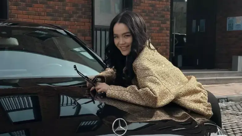 Футболшы Еркебұлан Сейдахмет әйеліне қымбат көлік сыйлады (видео)