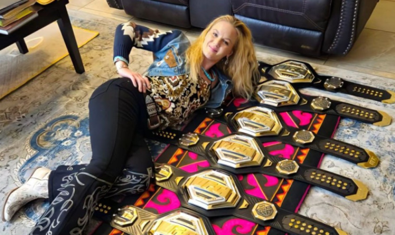 Бұрынғы UFC чемпионы әлеуметтік желіде белбеулерін көрсетті