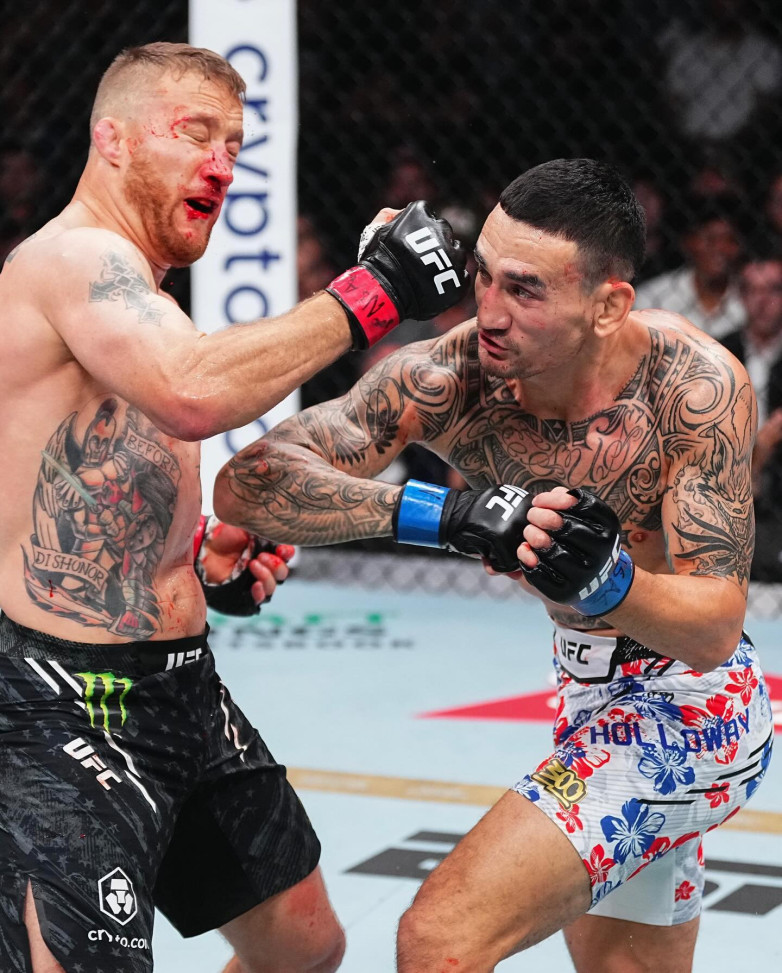 Макс Холлоуэй UFC 300 турнирінде Гэтжиді нокаутқа түсірді. ВИДЕО