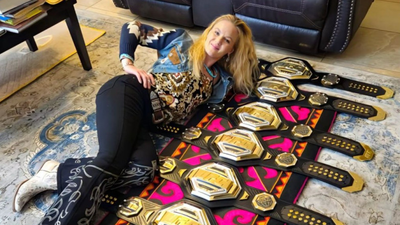 Экс-чемпионка UFC из Кыргызстана получила семь поясов