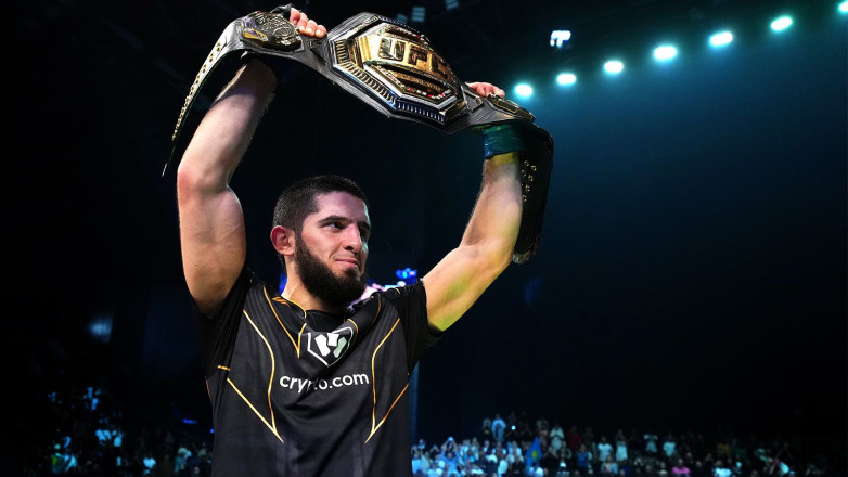 Махачев оценил, сможет ли одновременно защищать два чемпионских пояса UFC