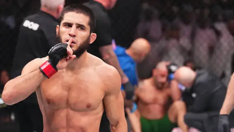 Фото. Ислам Махачев UFC-дің алтын қолғабын көрсетті