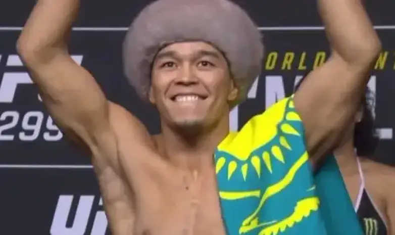 Асу Алмабаевты UFC-дегі жеңісінен кейін жанкүйерлері әуежайдан күтіп алды