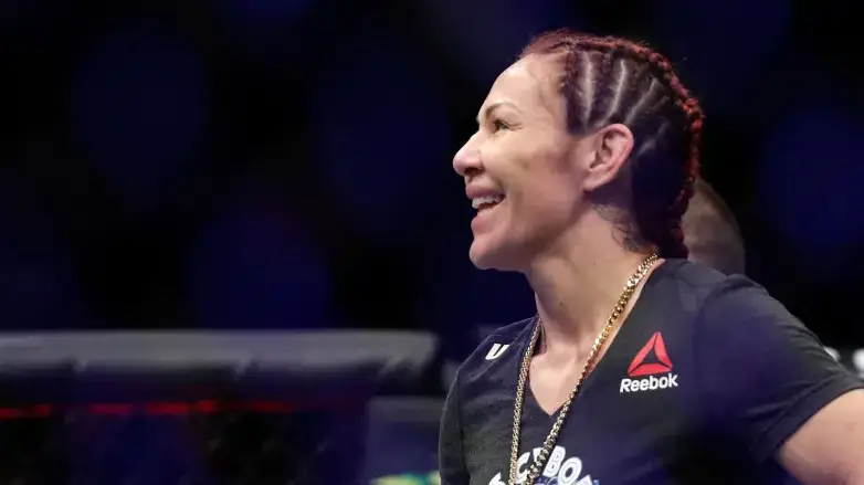 Бұрынғы UFC чемпионы бокс кешінде қарсыласын нокаутқа түсірді