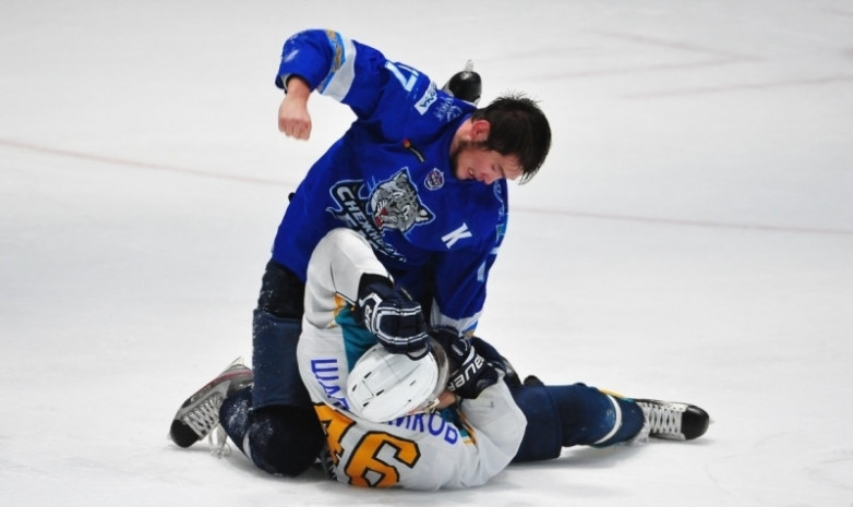 «Снежные Барсы» сыграли вничью с «Алтаем». Хоккеисты устроили драку во время игры