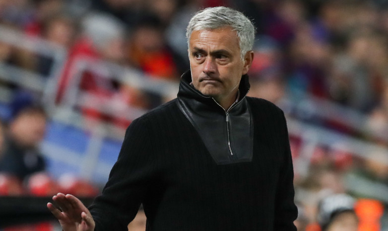 Моуриньо упал после символического вбрасывания на матче КХЛ