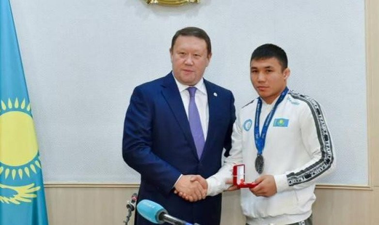 Әлем чемпионатында күміс жүлде алған балуанға пәтер кілті табысталды
