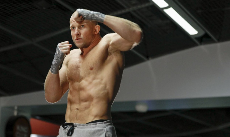 ВИДЕО. Уникальный удушающий прием завершил бой в UFC в первом раунде