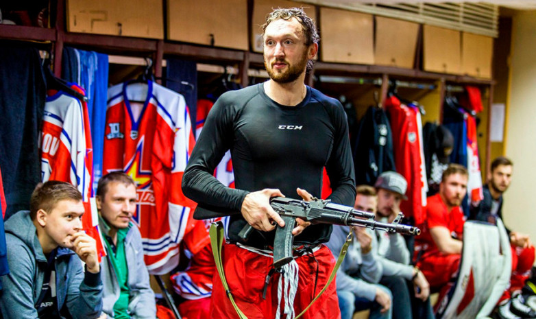 После матча тренер принес в раздевалку автомат Калашникова