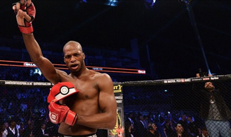ВИДЕО. Боец MMA поиздевался над проигравшим соперником