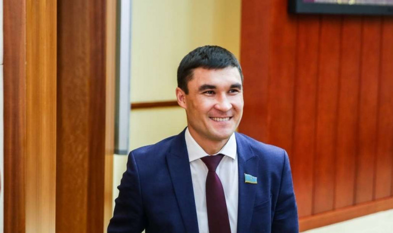Серик Сапиев встретил сборную Казахстана по водным видам спорта и поблагодарил за медали