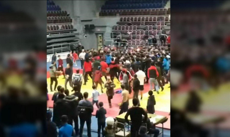 ВИДЕО. Турнир по самбо закончился массовой дракой