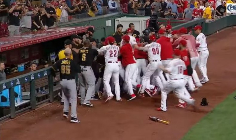 Бейсболдың  бас лигасының (MLB) матчы командалары арасындағы тартысты ойын сұмдық төбелеспен бітті