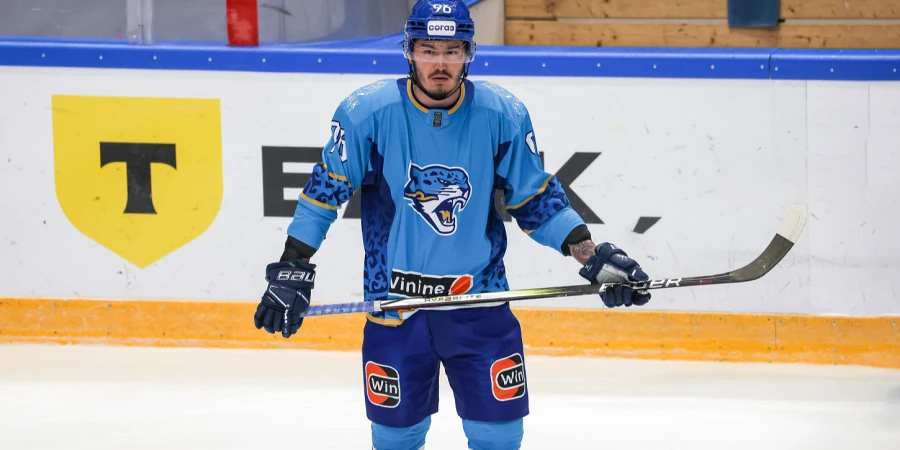 Жуткий момент в КХЛ: шайба угодила игроку «Барыса» прямо в лицо (видео)