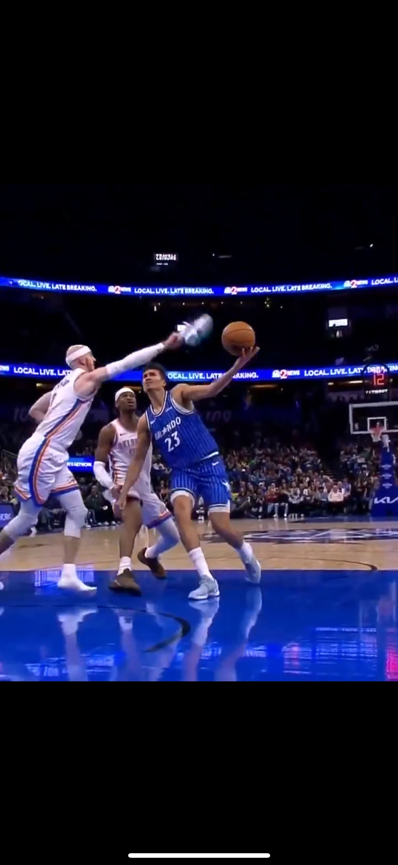 Баскетболшы кроссовкамен қарсылас добына тоқтау салды