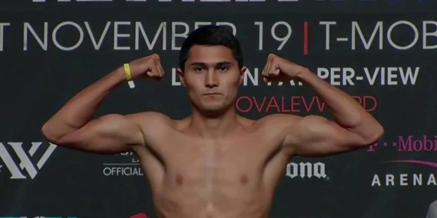 Казахстанский претендент лишился шанса на бой за титул в среднем весе