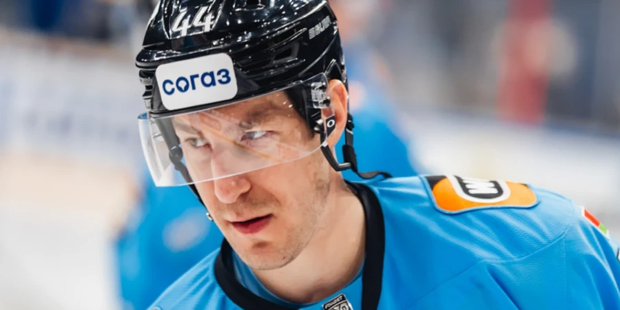 Женатый на красавице-казашке экс-защитник «Барыса» "зарешал" в матче КХЛ