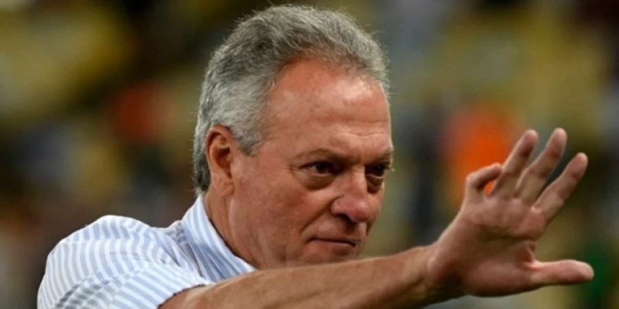 Весь мир набросился на неприемлющего форм розового цвета тренера