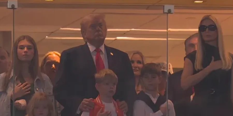 Дональд Трамп сорвал овации во время футбольного матча