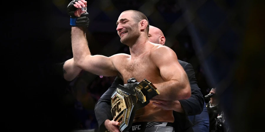 Бывший чемпион UFC Стрикленд ворвался в октагон и дважды ударил победившего бойца. ВИДЕО