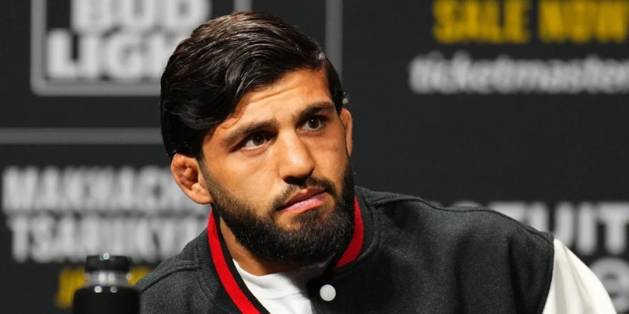 Лидер рейтинга UFC объяснил почему не будет биться с непобедимым чемпионом