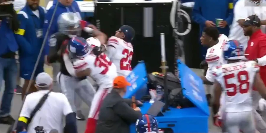 Футболисты устроили замес прямо у скамейки запасных