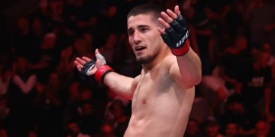 Новая звезда UFC одержал победу нокаутом на турнире UFC 322. ВИДЕО