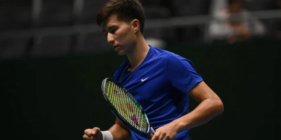 Казахстанский теннисист стартовал с победы на турнире во Франции