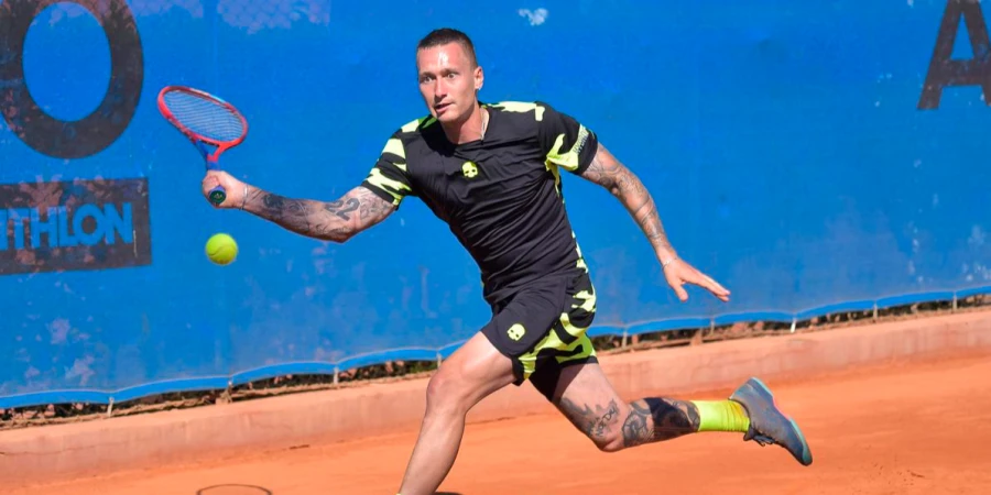 Казахстанский теннисист Денис Евсеев стартовал с победы на турнире в Египте