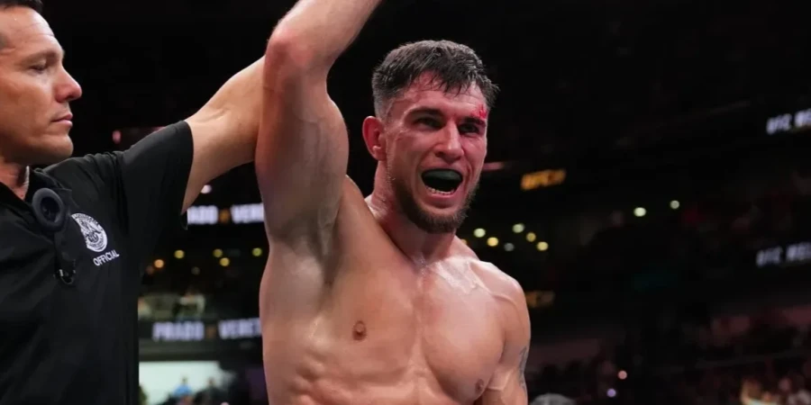 Нокаутом в первом раунде завершился бой казахстанца на турнире UFC